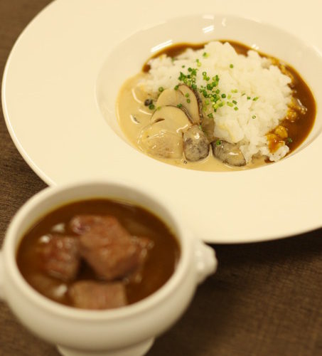 伝統のカレーがレトルトに！