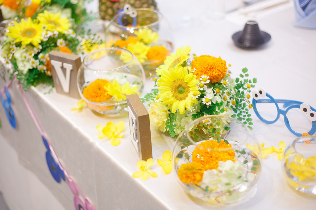 会場コーディネートは黄×水色で★演出にこだわった真夏ウエディング
